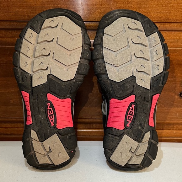 Keen Newport H2 Sandal | Black/Pink | Size 7.5 - Picture 4 of 14